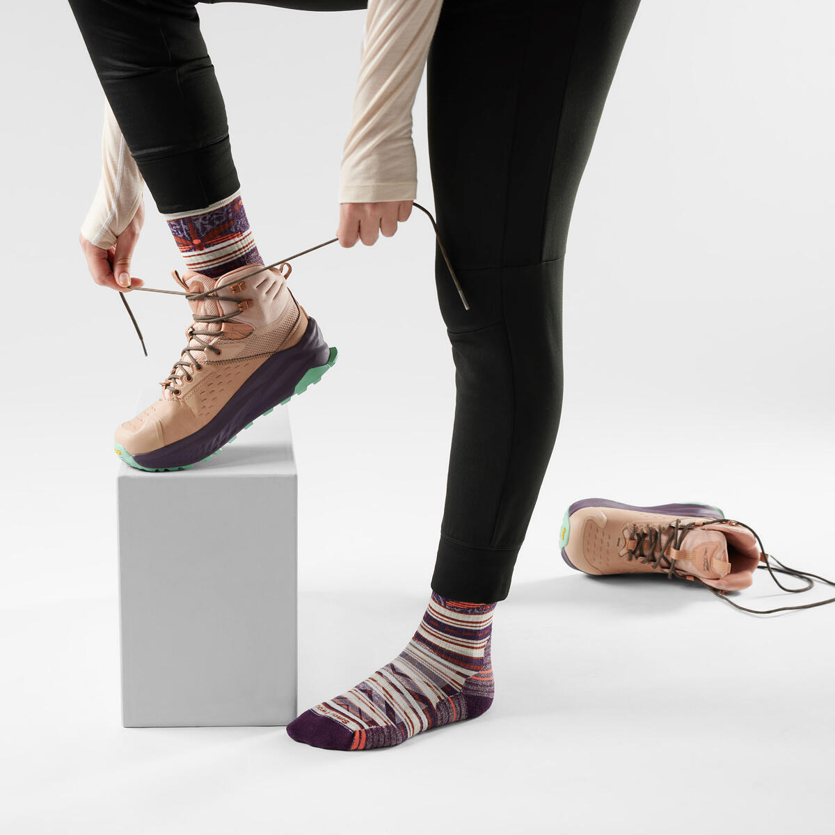 Women's Hike Targeted Cushion Dragon Stitch Mid Crew Socks SW002879